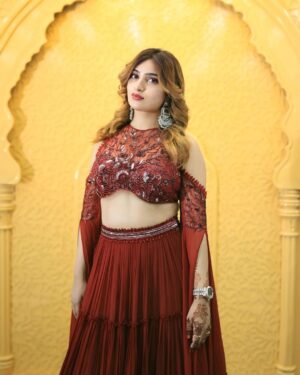 Sana Raees Khan Instagram - Eid mubarak everyone 🌙🌙
.
.
,
#eid #eid2025 #eidmubarak #sanaraeeskhan #srklegal #ladysrk #festivals #happiness #happytimes #goodtimes #red #indianwear #sana #eidi #chaandraat #chaandmubarak
.
.
Styled by @partho_ghoshal
Outfit @auroussbysneh
Earrings @pastel_pearls_jewellery
Brand PR @brandedgupshup x @own17services
HMU: @sunnyroyy_official 
Shot by: @the_pixeleyes