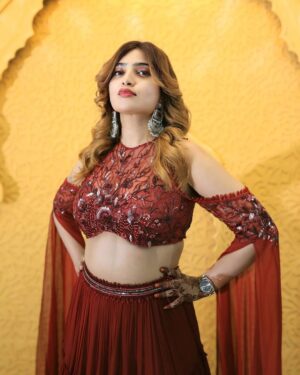 Sana Raees Khan Instagram - Eid mubarak everyone 🌙🌙
.
.
,
#eid #eid2025 #eidmubarak #sanaraeeskhan #srklegal #ladysrk #festivals #happiness #happytimes #goodtimes #red #indianwear #sana #eidi #chaandraat #chaandmubarak
.
.
Styled by @partho_ghoshal
Outfit @auroussbysneh
Earrings @pastel_pearls_jewellery
Brand PR @brandedgupshup x @own17services
HMU: @sunnyroyy_official 
Shot by: @the_pixeleyes