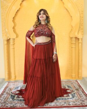 Sana Raees Khan Instagram - Eid mubarak everyone 🌙🌙
.
.
,
#eid #eid2025 #eidmubarak #sanaraeeskhan #srklegal #ladysrk #festivals #happiness #happytimes #goodtimes #red #indianwear #sana #eidi #chaandraat #chaandmubarak
.
.
Styled by @partho_ghoshal
Outfit @auroussbysneh
Earrings @pastel_pearls_jewellery
Brand PR @brandedgupshup x @own17services
HMU: @sunnyroyy_official 
Shot by: @the_pixeleyes