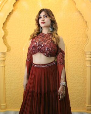 Sana Raees Khan Instagram - Eid mubarak everyone 🌙🌙
.
.
,
#eid #eid2025 #eidmubarak #sanaraeeskhan #srklegal #ladysrk #festivals #happiness #happytimes #goodtimes #red #indianwear #sana #eidi #chaandraat #chaandmubarak
.
.
Styled by @partho_ghoshal
Outfit @auroussbysneh
Earrings @pastel_pearls_jewellery
Brand PR @brandedgupshup x @own17services
HMU: @sunnyroyy_official 
Shot by: @the_pixeleyes