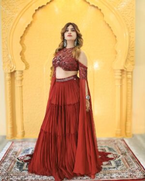 Sana Raees Khan Instagram - Eid mubarak everyone 🌙🌙
.
.
,
#eid #eid2025 #eidmubarak #sanaraeeskhan #srklegal #ladysrk #festivals #happiness #happytimes #goodtimes #red #indianwear #sana #eidi #chaandraat #chaandmubarak
.
.
Styled by @partho_ghoshal
Outfit @auroussbysneh
Earrings @pastel_pearls_jewellery
Brand PR @brandedgupshup x @own17services
HMU: @sunnyroyy_official 
Shot by: @the_pixeleyes