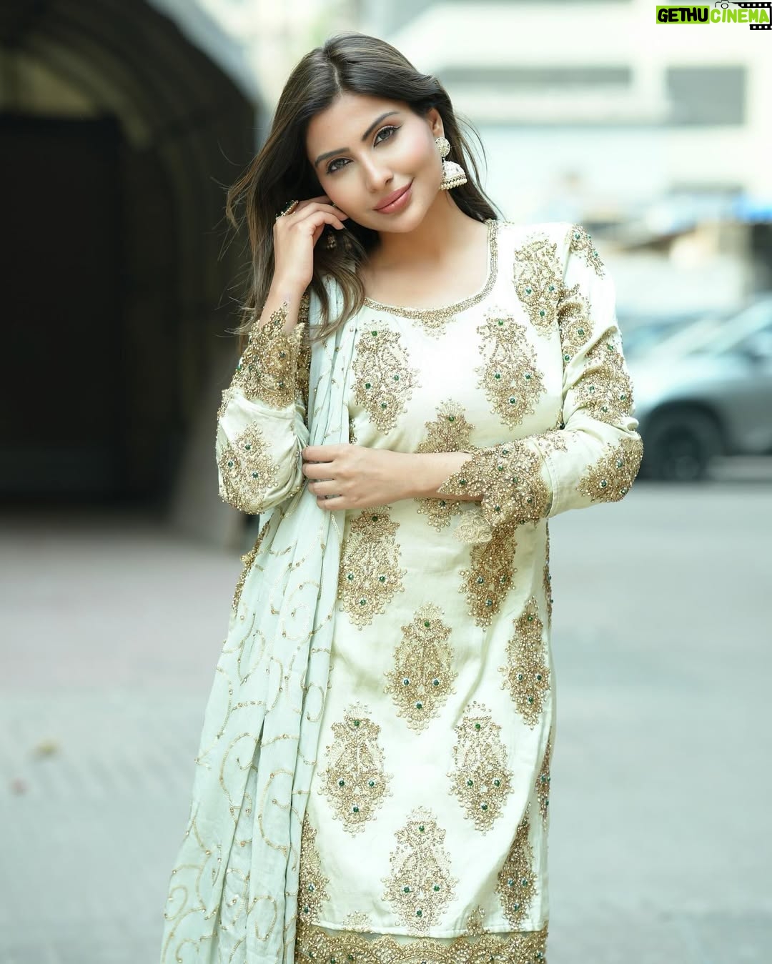 Sana Sultan - 602.3K Likes - Eid mubarak aap sabko! Sending bohot saari duaein aur mohobbat🥰🫰🏻
Super special Eid for Wajid ji & me🪬❤️
Special occassion so wearing this beautiful outfit from my fav @asbaabofficial ❤️