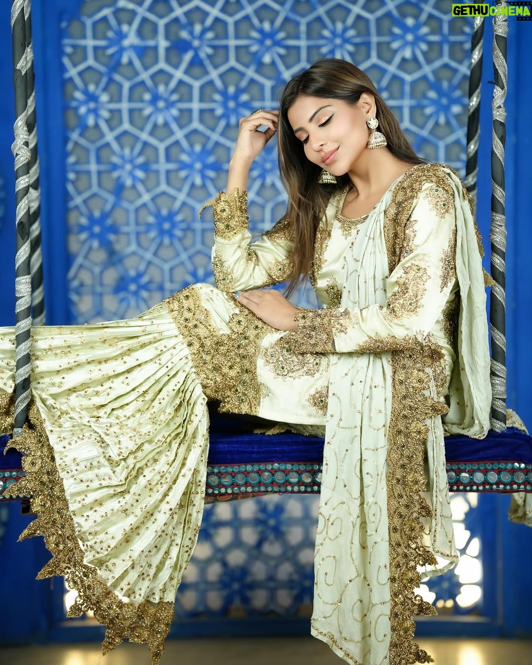 Sana Sultan - 602.3K Likes - Eid mubarak aap sabko! Sending bohot saari duaein aur mohobbat🥰🫰🏻
Super special Eid for Wajid ji & me🪬❤️
Special occassion so wearing this beautiful outfit from my fav @asbaabofficial ❤️