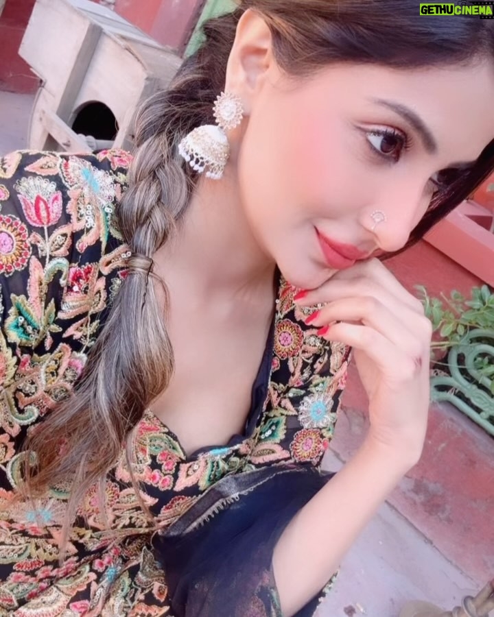 Sana Sultan - 281.9K Likes - Few Fav Selfie of your Aala Girl🥰🫰🏻🧚🏻♀️