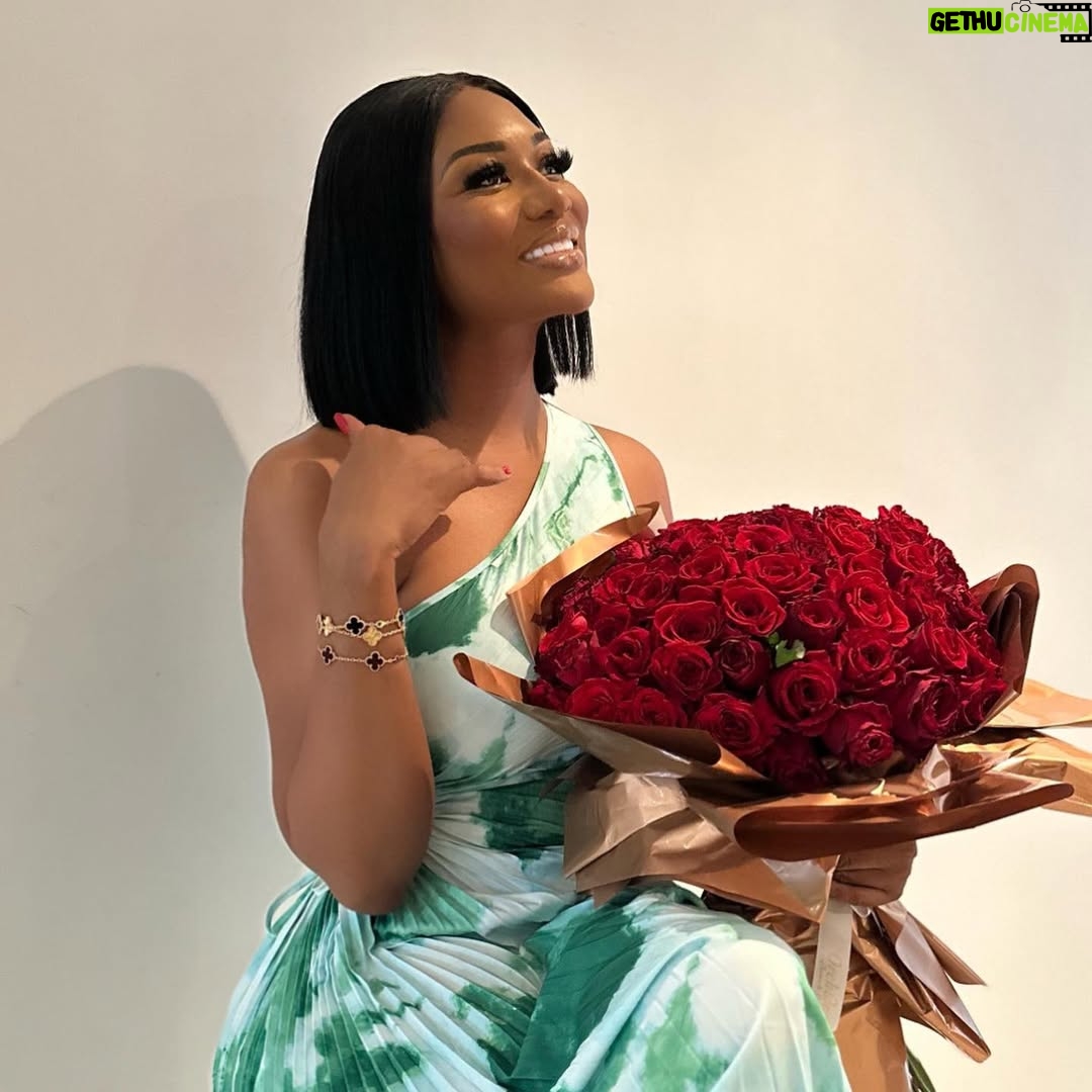 Sandra Ankobiah - 12.7K Likes - Brunch oāclock!
š @rhodatrendz
Hair @oh_my_hairr