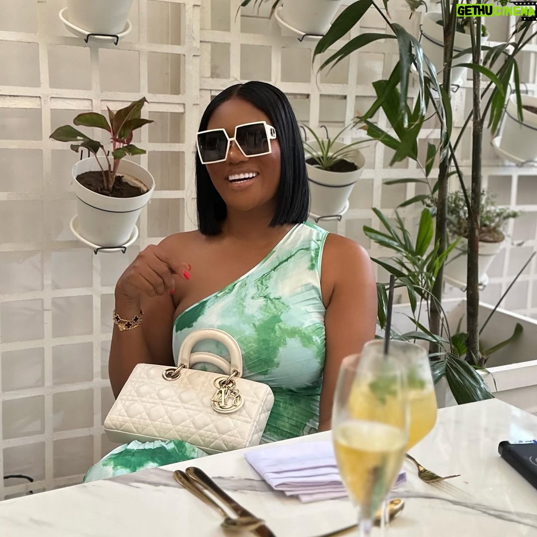 Sandra Ankobiah - 12.7K Likes - Brunch oāclock!
š @rhodatrendz
Hair @oh_my_hairr