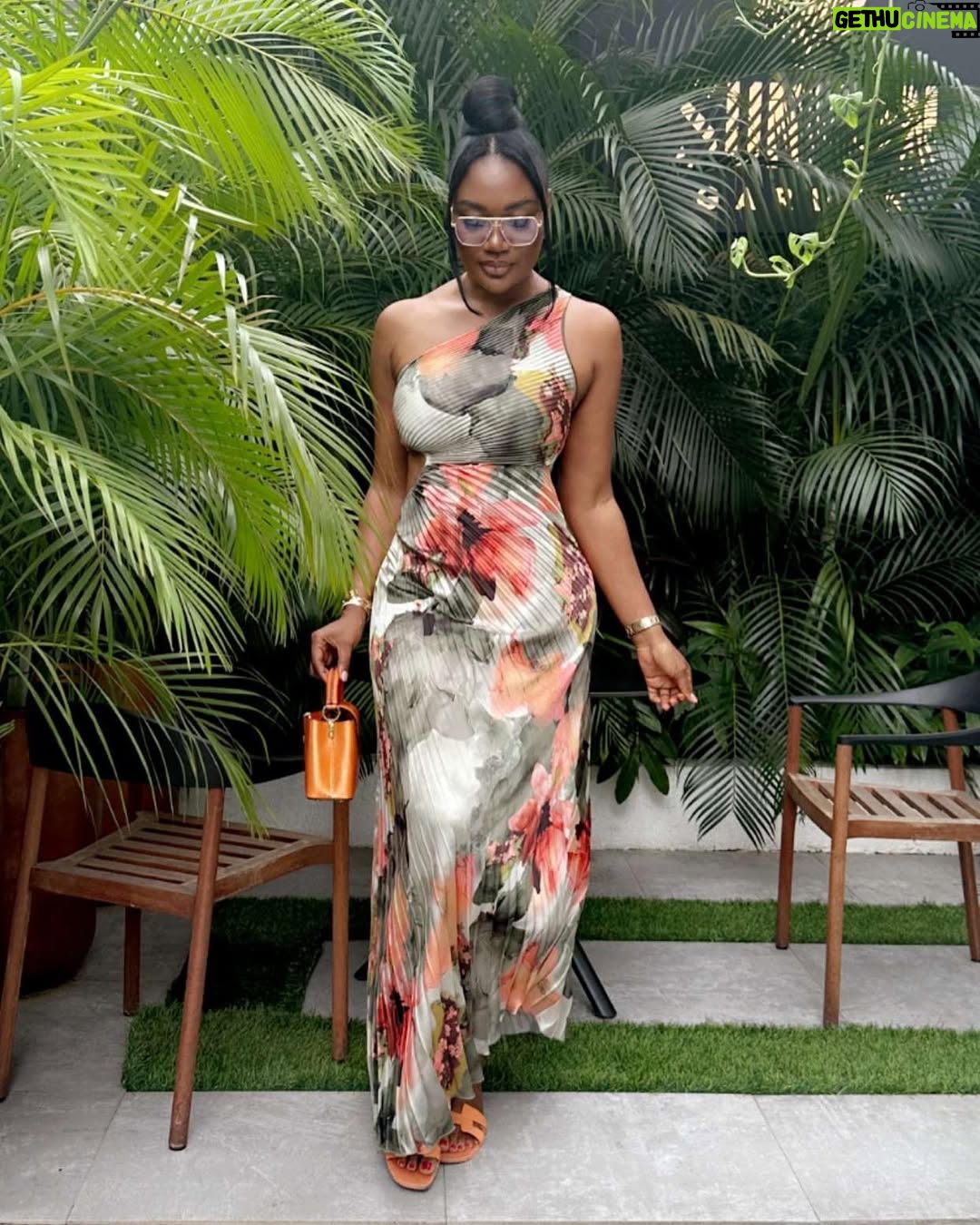 Sandra Ankobiah - 14.2K Likes - Sunday, brunch day š
Hair by @oh_my_hairr