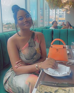 Sandra Ankobiah Instagram - Sunday, brunch day 😁

Hair by @oh_my_hairr