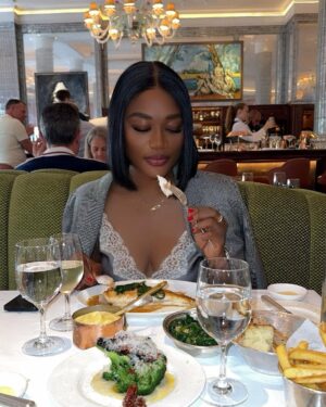 Sandra Ankobiah Instagram - Live. Love. London

Cc @tinahjo 🤍

@chanelofficial bag sourced by @lena_luxe_