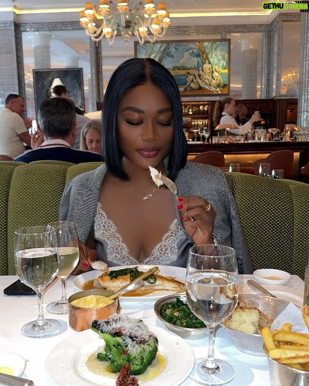 Sandra Ankobiah - 14.5K Likes - Live. Love. London
Cc @tinahjo š¤
@chanelofficial bag sourced by @lena_luxe_