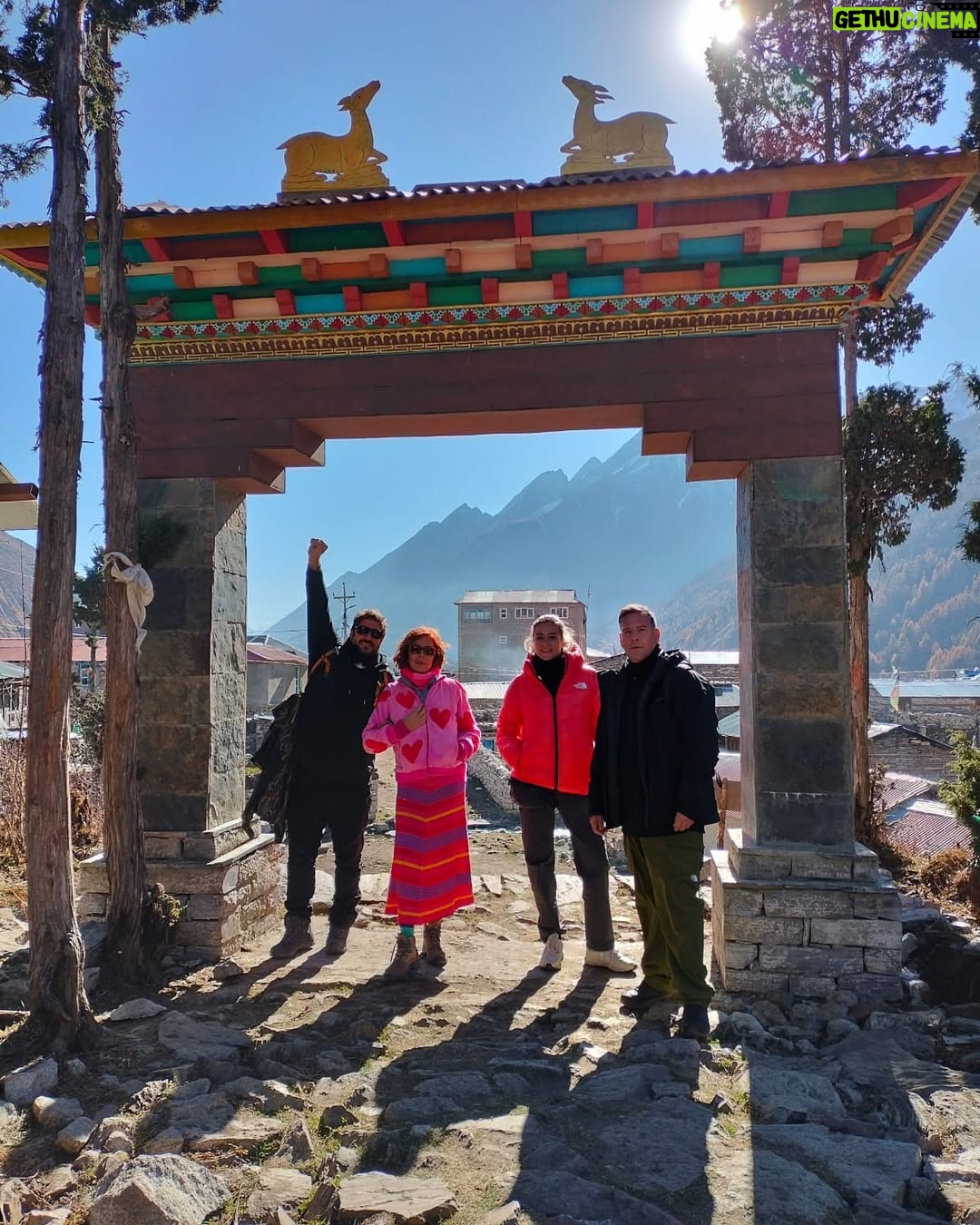 Sandra Barneda - 55K Likes - Nunca hubiera pensado visitar Nepal con ellos.
Nunca hubiera pensado visitar Nepal en las circunstancias que fui: creo que con el dolor más grande de mi vida.
Llegué prácticamente de milagro y bendecida por toda mi familia.
Si os digo la verdad, este viaje fue una BENDICIÓN. No soy capaz de recordar conversaciones, porque llevaba demasiado dentro quizás para retener... pero mi Alma sintió y la de los míos estoy convencida que también.
Os emplazo a disfrutar de #UniversoCalleja
Doy las gracias a @jesuscallejatv -lo nuestro es de otro universo- a María y a todo el equipo de @zanskarproducciones...
Y a mis compañeros de viaje…
Sin ellos no hubiera sido lo mismo
@agatharuizdlprada
@antoniorozco10
Y @carloslatre...
Ya tenéis un cachito de mi ❤️
Esta noche, a las 23:00h en @telecincoes, Universo Calleja: destino Nepal ✨