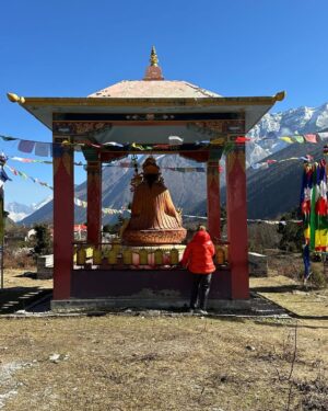 Sandra Barneda Instagram - Nunca hubiera pensado visitar Nepal con ellos.
Nunca hubiera pensado visitar Nepal en las circunstancias que fui: creo que con el dolor más grande de mi vida.
Llegué prácticamente de milagro y bendecida por toda mi familia.
Si os digo la verdad, este viaje fue una BENDICIÓN. No soy capaz de recordar conversaciones, porque llevaba demasiado dentro quizás para retener... pero mi Alma sintió y la de los míos estoy convencida que también.
Os emplazo a disfrutar de #UniversoCalleja 

Doy las gracias a @jesuscallejatv -lo nuestro es de otro universo- a María y a todo el equipo de @zanskarproducciones...

Y a mis compañeros de viaje…
Sin ellos no hubiera sido lo mismo
@agatharuizdlprada
@antoniorozco10
Y @carloslatre...
Ya tenéis un cachito de mi ❤️ 

Esta noche, a las 23:00h en @telecincoes, Universo Calleja: destino Nepal ✨