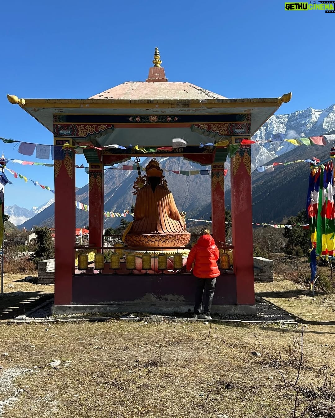 Sandra Barneda - 55K Likes - Nunca hubiera pensado visitar Nepal con ellos.
Nunca hubiera pensado visitar Nepal en las circunstancias que fui: creo que con el dolor más grande de mi vida.
Llegué prácticamente de milagro y bendecida por toda mi familia.
Si os digo la verdad, este viaje fue una BENDICIÓN. No soy capaz de recordar conversaciones, porque llevaba demasiado dentro quizás para retener... pero mi Alma sintió y la de los míos estoy convencida que también.
Os emplazo a disfrutar de #UniversoCalleja
Doy las gracias a @jesuscallejatv -lo nuestro es de otro universo- a María y a todo el equipo de @zanskarproducciones...
Y a mis compañeros de viaje…
Sin ellos no hubiera sido lo mismo
@agatharuizdlprada
@antoniorozco10
Y @carloslatre...
Ya tenéis un cachito de mi ❤️
Esta noche, a las 23:00h en @telecincoes, Universo Calleja: destino Nepal ✨