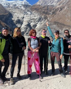 Sandra Barneda Instagram - Nunca hubiera pensado visitar Nepal con ellos.
Nunca hubiera pensado visitar Nepal en las circunstancias que fui: creo que con el dolor más grande de mi vida.
Llegué prácticamente de milagro y bendecida por toda mi familia.
Si os digo la verdad, este viaje fue una BENDICIÓN. No soy capaz de recordar conversaciones, porque llevaba demasiado dentro quizás para retener... pero mi Alma sintió y la de los míos estoy convencida que también.
Os emplazo a disfrutar de #UniversoCalleja 

Doy las gracias a @jesuscallejatv -lo nuestro es de otro universo- a María y a todo el equipo de @zanskarproducciones...

Y a mis compañeros de viaje…
Sin ellos no hubiera sido lo mismo
@agatharuizdlprada
@antoniorozco10
Y @carloslatre...
Ya tenéis un cachito de mi ❤️ 

Esta noche, a las 23:00h en @telecincoes, Universo Calleja: destino Nepal ✨