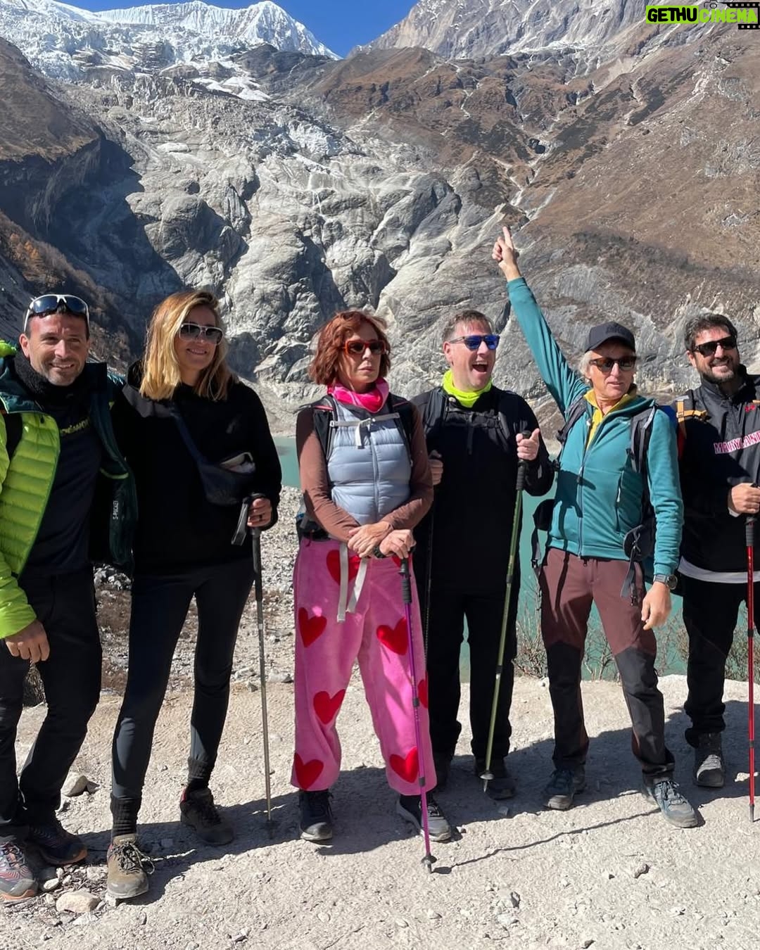 Sandra Barneda - 55K Likes - Nunca hubiera pensado visitar Nepal con ellos.
Nunca hubiera pensado visitar Nepal en las circunstancias que fui: creo que con el dolor más grande de mi vida.
Llegué prácticamente de milagro y bendecida por toda mi familia.
Si os digo la verdad, este viaje fue una BENDICIÓN. No soy capaz de recordar conversaciones, porque llevaba demasiado dentro quizás para retener... pero mi Alma sintió y la de los míos estoy convencida que también.
Os emplazo a disfrutar de #UniversoCalleja
Doy las gracias a @jesuscallejatv -lo nuestro es de otro universo- a María y a todo el equipo de @zanskarproducciones...
Y a mis compañeros de viaje…
Sin ellos no hubiera sido lo mismo
@agatharuizdlprada
@antoniorozco10
Y @carloslatre...
Ya tenéis un cachito de mi ❤️
Esta noche, a las 23:00h en @telecincoes, Universo Calleja: destino Nepal ✨