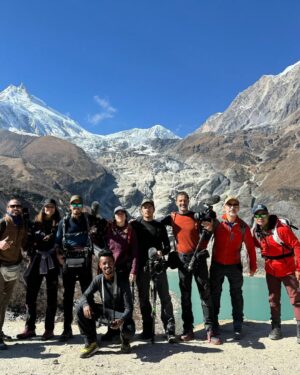 Sandra Barneda Instagram - Nunca hubiera pensado visitar Nepal con ellos.
Nunca hubiera pensado visitar Nepal en las circunstancias que fui: creo que con el dolor más grande de mi vida.
Llegué prácticamente de milagro y bendecida por toda mi familia.
Si os digo la verdad, este viaje fue una BENDICIÓN. No soy capaz de recordar conversaciones, porque llevaba demasiado dentro quizás para retener... pero mi Alma sintió y la de los míos estoy convencida que también.
Os emplazo a disfrutar de #UniversoCalleja 

Doy las gracias a @jesuscallejatv -lo nuestro es de otro universo- a María y a todo el equipo de @zanskarproducciones...

Y a mis compañeros de viaje…
Sin ellos no hubiera sido lo mismo
@agatharuizdlprada
@antoniorozco10
Y @carloslatre...
Ya tenéis un cachito de mi ❤️ 

Esta noche, a las 23:00h en @telecincoes, Universo Calleja: destino Nepal ✨