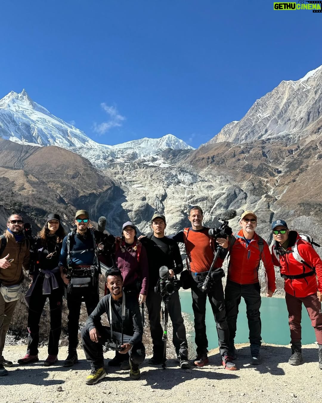 Sandra Barneda - 55K Likes - Nunca hubiera pensado visitar Nepal con ellos.
Nunca hubiera pensado visitar Nepal en las circunstancias que fui: creo que con el dolor más grande de mi vida.
Llegué prácticamente de milagro y bendecida por toda mi familia.
Si os digo la verdad, este viaje fue una BENDICIÓN. No soy capaz de recordar conversaciones, porque llevaba demasiado dentro quizás para retener... pero mi Alma sintió y la de los míos estoy convencida que también.
Os emplazo a disfrutar de #UniversoCalleja
Doy las gracias a @jesuscallejatv -lo nuestro es de otro universo- a María y a todo el equipo de @zanskarproducciones...
Y a mis compañeros de viaje…
Sin ellos no hubiera sido lo mismo
@agatharuizdlprada
@antoniorozco10
Y @carloslatre...
Ya tenéis un cachito de mi ❤️
Esta noche, a las 23:00h en @telecincoes, Universo Calleja: destino Nepal ✨