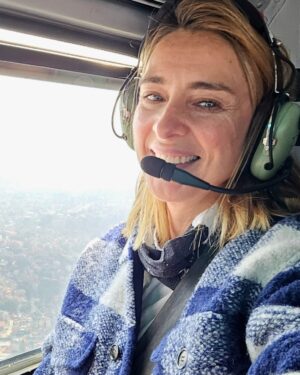 Sandra Barneda Instagram - Nunca hubiera pensado visitar Nepal con ellos.
Nunca hubiera pensado visitar Nepal en las circunstancias que fui: creo que con el dolor más grande de mi vida.
Llegué prácticamente de milagro y bendecida por toda mi familia.
Si os digo la verdad, este viaje fue una BENDICIÓN. No soy capaz de recordar conversaciones, porque llevaba demasiado dentro quizás para retener... pero mi Alma sintió y la de los míos estoy convencida que también.
Os emplazo a disfrutar de #UniversoCalleja 

Doy las gracias a @jesuscallejatv -lo nuestro es de otro universo- a María y a todo el equipo de @zanskarproducciones...

Y a mis compañeros de viaje…
Sin ellos no hubiera sido lo mismo
@agatharuizdlprada
@antoniorozco10
Y @carloslatre...
Ya tenéis un cachito de mi ❤️ 

Esta noche, a las 23:00h en @telecincoes, Universo Calleja: destino Nepal ✨