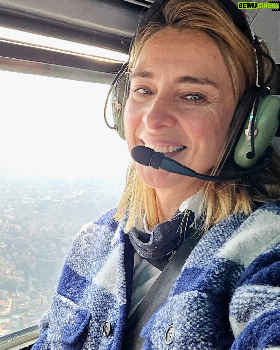 Sandra Barneda - 55K Likes - Nunca hubiera pensado visitar Nepal con ellos.
Nunca hubiera pensado visitar Nepal en las circunstancias que fui: creo que con el dolor más grande de mi vida.
Llegué prácticamente de milagro y bendecida por toda mi familia.
Si os digo la verdad, este viaje fue una BENDICIÓN. No soy capaz de recordar conversaciones, porque llevaba demasiado dentro quizás para retener... pero mi Alma sintió y la de los míos estoy convencida que también.
Os emplazo a disfrutar de #UniversoCalleja
Doy las gracias a @jesuscallejatv -lo nuestro es de otro universo- a María y a todo el equipo de @zanskarproducciones...
Y a mis compañeros de viaje…
Sin ellos no hubiera sido lo mismo
@agatharuizdlprada
@antoniorozco10
Y @carloslatre...
Ya tenéis un cachito de mi ❤️
Esta noche, a las 23:00h en @telecincoes, Universo Calleja: destino Nepal ✨