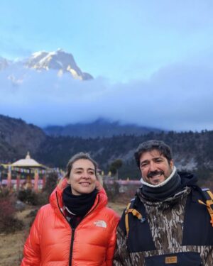 Sandra Barneda Instagram - Nunca hubiera pensado visitar Nepal con ellos.
Nunca hubiera pensado visitar Nepal en las circunstancias que fui: creo que con el dolor más grande de mi vida.
Llegué prácticamente de milagro y bendecida por toda mi familia.
Si os digo la verdad, este viaje fue una BENDICIÓN. No soy capaz de recordar conversaciones, porque llevaba demasiado dentro quizás para retener... pero mi Alma sintió y la de los míos estoy convencida que también.
Os emplazo a disfrutar de #UniversoCalleja 

Doy las gracias a @jesuscallejatv -lo nuestro es de otro universo- a María y a todo el equipo de @zanskarproducciones...

Y a mis compañeros de viaje…
Sin ellos no hubiera sido lo mismo
@agatharuizdlprada
@antoniorozco10
Y @carloslatre...
Ya tenéis un cachito de mi ❤️ 

Esta noche, a las 23:00h en @telecincoes, Universo Calleja: destino Nepal ✨