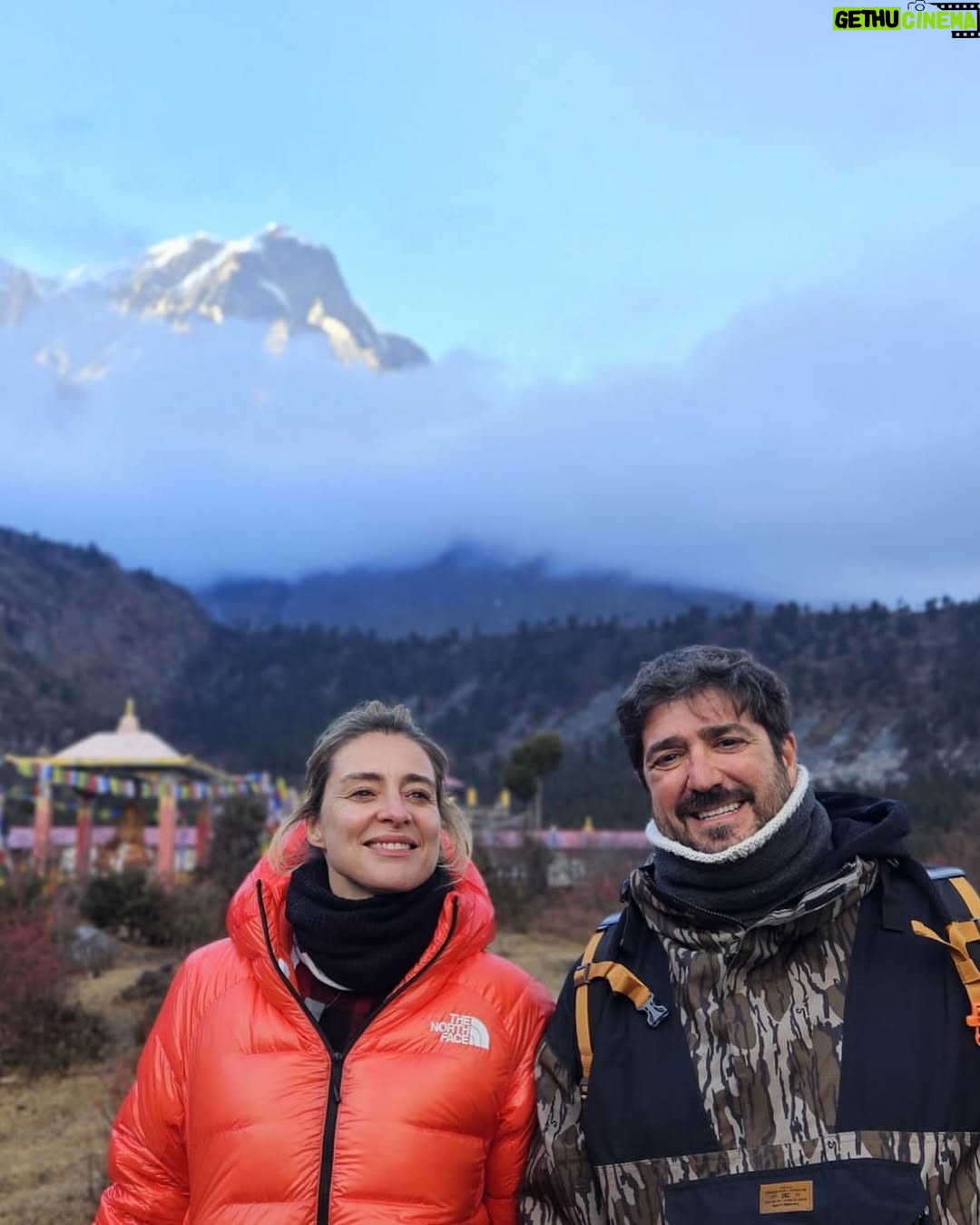 Sandra Barneda - 55K Likes - Nunca hubiera pensado visitar Nepal con ellos.
Nunca hubiera pensado visitar Nepal en las circunstancias que fui: creo que con el dolor más grande de mi vida.
Llegué prácticamente de milagro y bendecida por toda mi familia.
Si os digo la verdad, este viaje fue una BENDICIÓN. No soy capaz de recordar conversaciones, porque llevaba demasiado dentro quizás para retener... pero mi Alma sintió y la de los míos estoy convencida que también.
Os emplazo a disfrutar de #UniversoCalleja
Doy las gracias a @jesuscallejatv -lo nuestro es de otro universo- a María y a todo el equipo de @zanskarproducciones...
Y a mis compañeros de viaje…
Sin ellos no hubiera sido lo mismo
@agatharuizdlprada
@antoniorozco10
Y @carloslatre...
Ya tenéis un cachito de mi ❤️
Esta noche, a las 23:00h en @telecincoes, Universo Calleja: destino Nepal ✨