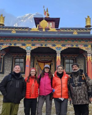 Sandra Barneda Instagram - Nunca hubiera pensado visitar Nepal con ellos.
Nunca hubiera pensado visitar Nepal en las circunstancias que fui: creo que con el dolor más grande de mi vida.
Llegué prácticamente de milagro y bendecida por toda mi familia.
Si os digo la verdad, este viaje fue una BENDICIÓN. No soy capaz de recordar conversaciones, porque llevaba demasiado dentro quizás para retener... pero mi Alma sintió y la de los míos estoy convencida que también.
Os emplazo a disfrutar de #UniversoCalleja 

Doy las gracias a @jesuscallejatv -lo nuestro es de otro universo- a María y a todo el equipo de @zanskarproducciones...

Y a mis compañeros de viaje…
Sin ellos no hubiera sido lo mismo
@agatharuizdlprada
@antoniorozco10
Y @carloslatre...
Ya tenéis un cachito de mi ❤️ 

Esta noche, a las 23:00h en @telecincoes, Universo Calleja: destino Nepal ✨