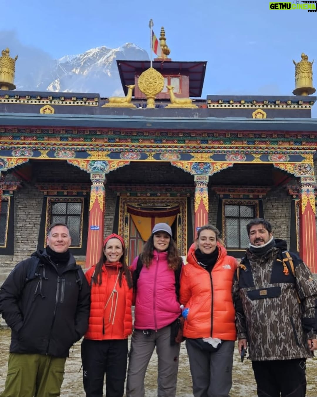 Sandra Barneda - 55K Likes - Nunca hubiera pensado visitar Nepal con ellos.
Nunca hubiera pensado visitar Nepal en las circunstancias que fui: creo que con el dolor más grande de mi vida.
Llegué prácticamente de milagro y bendecida por toda mi familia.
Si os digo la verdad, este viaje fue una BENDICIÓN. No soy capaz de recordar conversaciones, porque llevaba demasiado dentro quizás para retener... pero mi Alma sintió y la de los míos estoy convencida que también.
Os emplazo a disfrutar de #UniversoCalleja
Doy las gracias a @jesuscallejatv -lo nuestro es de otro universo- a María y a todo el equipo de @zanskarproducciones...
Y a mis compañeros de viaje…
Sin ellos no hubiera sido lo mismo
@agatharuizdlprada
@antoniorozco10
Y @carloslatre...
Ya tenéis un cachito de mi ❤️
Esta noche, a las 23:00h en @telecincoes, Universo Calleja: destino Nepal ✨