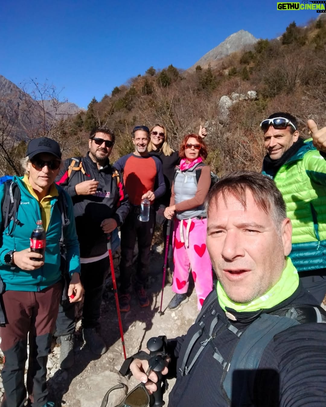 Sandra Barneda - 55K Likes - Nunca hubiera pensado visitar Nepal con ellos.
Nunca hubiera pensado visitar Nepal en las circunstancias que fui: creo que con el dolor más grande de mi vida.
Llegué prácticamente de milagro y bendecida por toda mi familia.
Si os digo la verdad, este viaje fue una BENDICIÓN. No soy capaz de recordar conversaciones, porque llevaba demasiado dentro quizás para retener... pero mi Alma sintió y la de los míos estoy convencida que también.
Os emplazo a disfrutar de #UniversoCalleja
Doy las gracias a @jesuscallejatv -lo nuestro es de otro universo- a María y a todo el equipo de @zanskarproducciones...
Y a mis compañeros de viaje…
Sin ellos no hubiera sido lo mismo
@agatharuizdlprada
@antoniorozco10
Y @carloslatre...
Ya tenéis un cachito de mi ❤️
Esta noche, a las 23:00h en @telecincoes, Universo Calleja: destino Nepal ✨