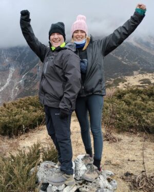 Sandra Barneda Instagram - Nunca hubiera pensado visitar Nepal con ellos.
Nunca hubiera pensado visitar Nepal en las circunstancias que fui: creo que con el dolor más grande de mi vida.
Llegué prácticamente de milagro y bendecida por toda mi familia.
Si os digo la verdad, este viaje fue una BENDICIÓN. No soy capaz de recordar conversaciones, porque llevaba demasiado dentro quizás para retener... pero mi Alma sintió y la de los míos estoy convencida que también.
Os emplazo a disfrutar de #UniversoCalleja 

Doy las gracias a @jesuscallejatv -lo nuestro es de otro universo- a María y a todo el equipo de @zanskarproducciones...

Y a mis compañeros de viaje…
Sin ellos no hubiera sido lo mismo
@agatharuizdlprada
@antoniorozco10
Y @carloslatre...
Ya tenéis un cachito de mi ❤️ 

Esta noche, a las 23:00h en @telecincoes, Universo Calleja: destino Nepal ✨