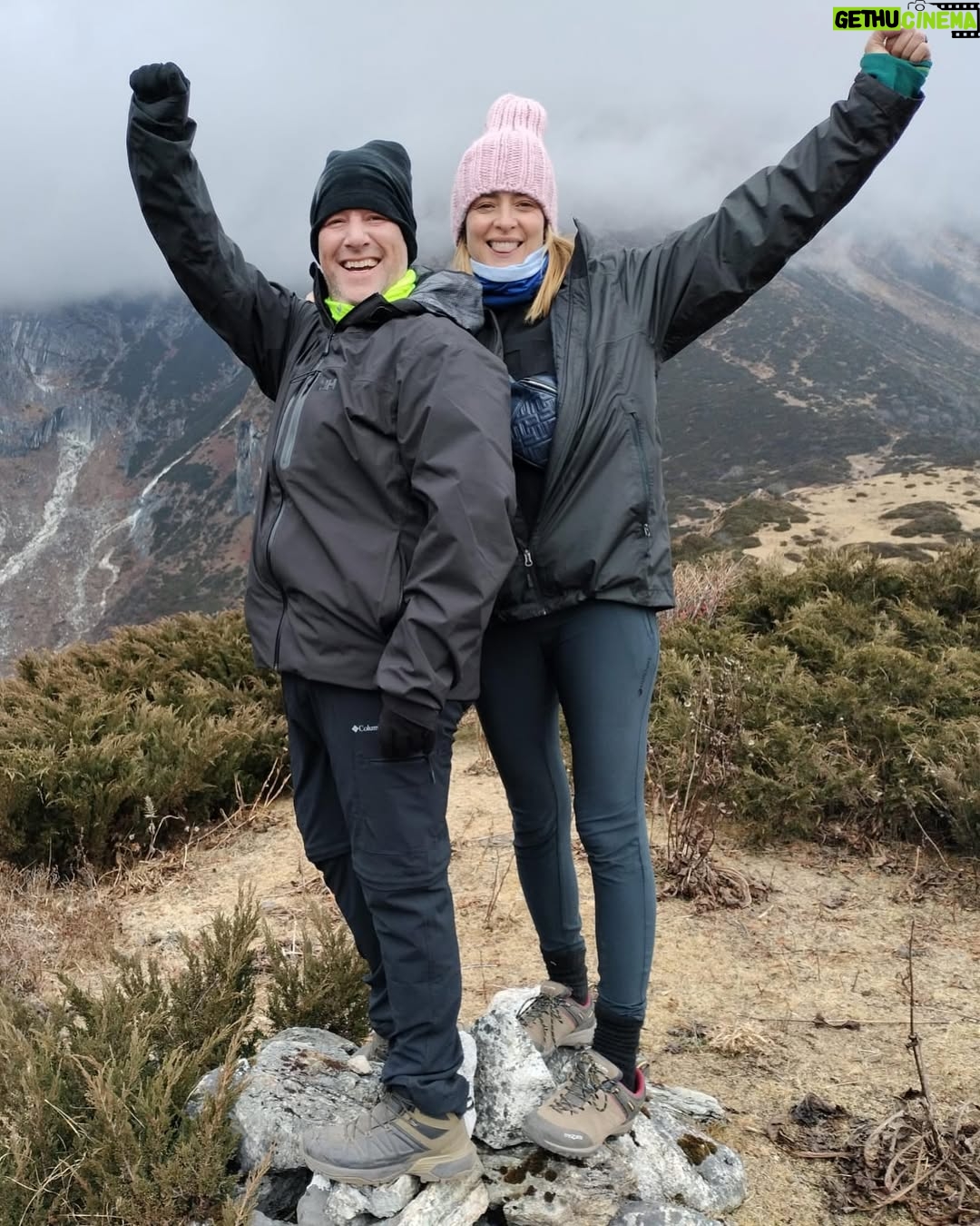 Sandra Barneda - 55K Likes - Nunca hubiera pensado visitar Nepal con ellos.
Nunca hubiera pensado visitar Nepal en las circunstancias que fui: creo que con el dolor más grande de mi vida.
Llegué prácticamente de milagro y bendecida por toda mi familia.
Si os digo la verdad, este viaje fue una BENDICIÓN. No soy capaz de recordar conversaciones, porque llevaba demasiado dentro quizás para retener... pero mi Alma sintió y la de los míos estoy convencida que también.
Os emplazo a disfrutar de #UniversoCalleja
Doy las gracias a @jesuscallejatv -lo nuestro es de otro universo- a María y a todo el equipo de @zanskarproducciones...
Y a mis compañeros de viaje…
Sin ellos no hubiera sido lo mismo
@agatharuizdlprada
@antoniorozco10
Y @carloslatre...
Ya tenéis un cachito de mi ❤️
Esta noche, a las 23:00h en @telecincoes, Universo Calleja: destino Nepal ✨