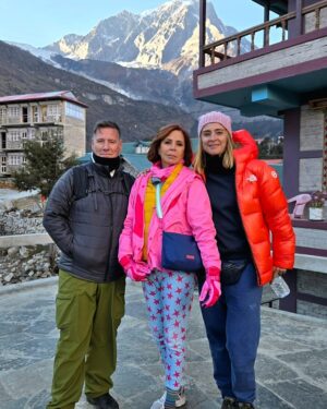 Sandra Barneda Instagram - Nunca hubiera pensado visitar Nepal con ellos.
Nunca hubiera pensado visitar Nepal en las circunstancias que fui: creo que con el dolor más grande de mi vida.
Llegué prácticamente de milagro y bendecida por toda mi familia.
Si os digo la verdad, este viaje fue una BENDICIÓN. No soy capaz de recordar conversaciones, porque llevaba demasiado dentro quizás para retener... pero mi Alma sintió y la de los míos estoy convencida que también.
Os emplazo a disfrutar de #UniversoCalleja 

Doy las gracias a @jesuscallejatv -lo nuestro es de otro universo- a María y a todo el equipo de @zanskarproducciones...

Y a mis compañeros de viaje…
Sin ellos no hubiera sido lo mismo
@agatharuizdlprada
@antoniorozco10
Y @carloslatre...
Ya tenéis un cachito de mi ❤️ 

Esta noche, a las 23:00h en @telecincoes, Universo Calleja: destino Nepal ✨