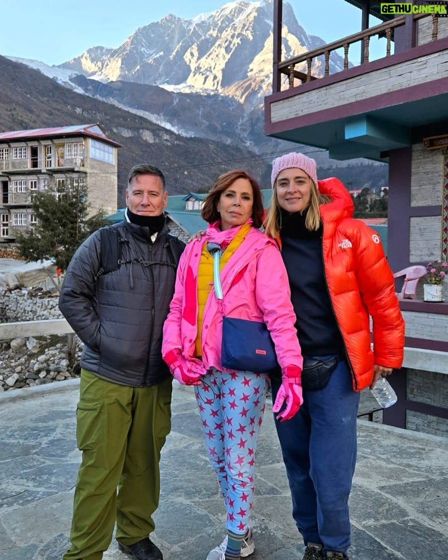 Sandra Barneda - 55K Likes - Nunca hubiera pensado visitar Nepal con ellos.
Nunca hubiera pensado visitar Nepal en las circunstancias que fui: creo que con el dolor más grande de mi vida.
Llegué prácticamente de milagro y bendecida por toda mi familia.
Si os digo la verdad, este viaje fue una BENDICIÓN. No soy capaz de recordar conversaciones, porque llevaba demasiado dentro quizás para retener... pero mi Alma sintió y la de los míos estoy convencida que también.
Os emplazo a disfrutar de #UniversoCalleja
Doy las gracias a @jesuscallejatv -lo nuestro es de otro universo- a María y a todo el equipo de @zanskarproducciones...
Y a mis compañeros de viaje…
Sin ellos no hubiera sido lo mismo
@agatharuizdlprada
@antoniorozco10
Y @carloslatre...
Ya tenéis un cachito de mi ❤️
Esta noche, a las 23:00h en @telecincoes, Universo Calleja: destino Nepal ✨