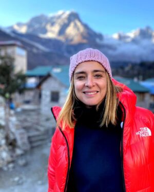 Sandra Barneda Instagram - Nunca hubiera pensado visitar Nepal con ellos.
Nunca hubiera pensado visitar Nepal en las circunstancias que fui: creo que con el dolor más grande de mi vida.
Llegué prácticamente de milagro y bendecida por toda mi familia.
Si os digo la verdad, este viaje fue una BENDICIÓN. No soy capaz de recordar conversaciones, porque llevaba demasiado dentro quizás para retener... pero mi Alma sintió y la de los míos estoy convencida que también.
Os emplazo a disfrutar de #UniversoCalleja 

Doy las gracias a @jesuscallejatv -lo nuestro es de otro universo- a María y a todo el equipo de @zanskarproducciones...

Y a mis compañeros de viaje…
Sin ellos no hubiera sido lo mismo
@agatharuizdlprada
@antoniorozco10
Y @carloslatre...
Ya tenéis un cachito de mi ❤️ 

Esta noche, a las 23:00h en @telecincoes, Universo Calleja: destino Nepal ✨