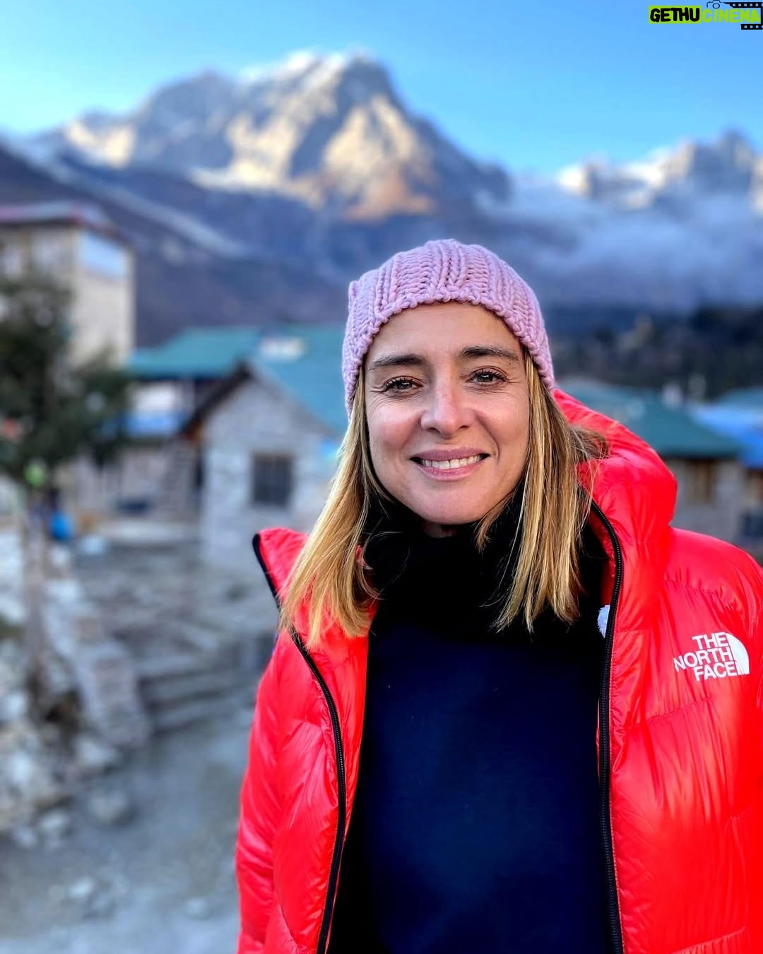 Sandra Barneda - 55K Likes - Nunca hubiera pensado visitar Nepal con ellos.
Nunca hubiera pensado visitar Nepal en las circunstancias que fui: creo que con el dolor más grande de mi vida.
Llegué prácticamente de milagro y bendecida por toda mi familia.
Si os digo la verdad, este viaje fue una BENDICIÓN. No soy capaz de recordar conversaciones, porque llevaba demasiado dentro quizás para retener... pero mi Alma sintió y la de los míos estoy convencida que también.
Os emplazo a disfrutar de #UniversoCalleja
Doy las gracias a @jesuscallejatv -lo nuestro es de otro universo- a María y a todo el equipo de @zanskarproducciones...
Y a mis compañeros de viaje…
Sin ellos no hubiera sido lo mismo
@agatharuizdlprada
@antoniorozco10
Y @carloslatre...
Ya tenéis un cachito de mi ❤️
Esta noche, a las 23:00h en @telecincoes, Universo Calleja: destino Nepal ✨