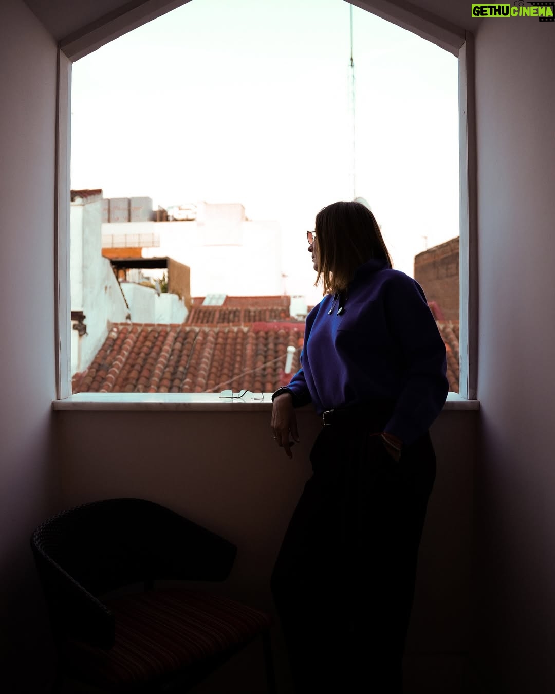 Sandra Barneda - 29.8K Likes - Atardecer siempre me das nostalgia, me hueles a despedidas, a noches de intimidad que recibo con ganas de risas, conversaciones y besos escondidos de la luz del día.
Atardeceres así os veo…