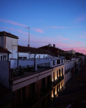 Sandra Barneda Instagram - Atardecer siempre me das nostalgia, me hueles a despedidas, a noches de intimidad que recibo con ganas de risas, conversaciones y besos escondidos de la luz del día.
Atardeceres así os veo…