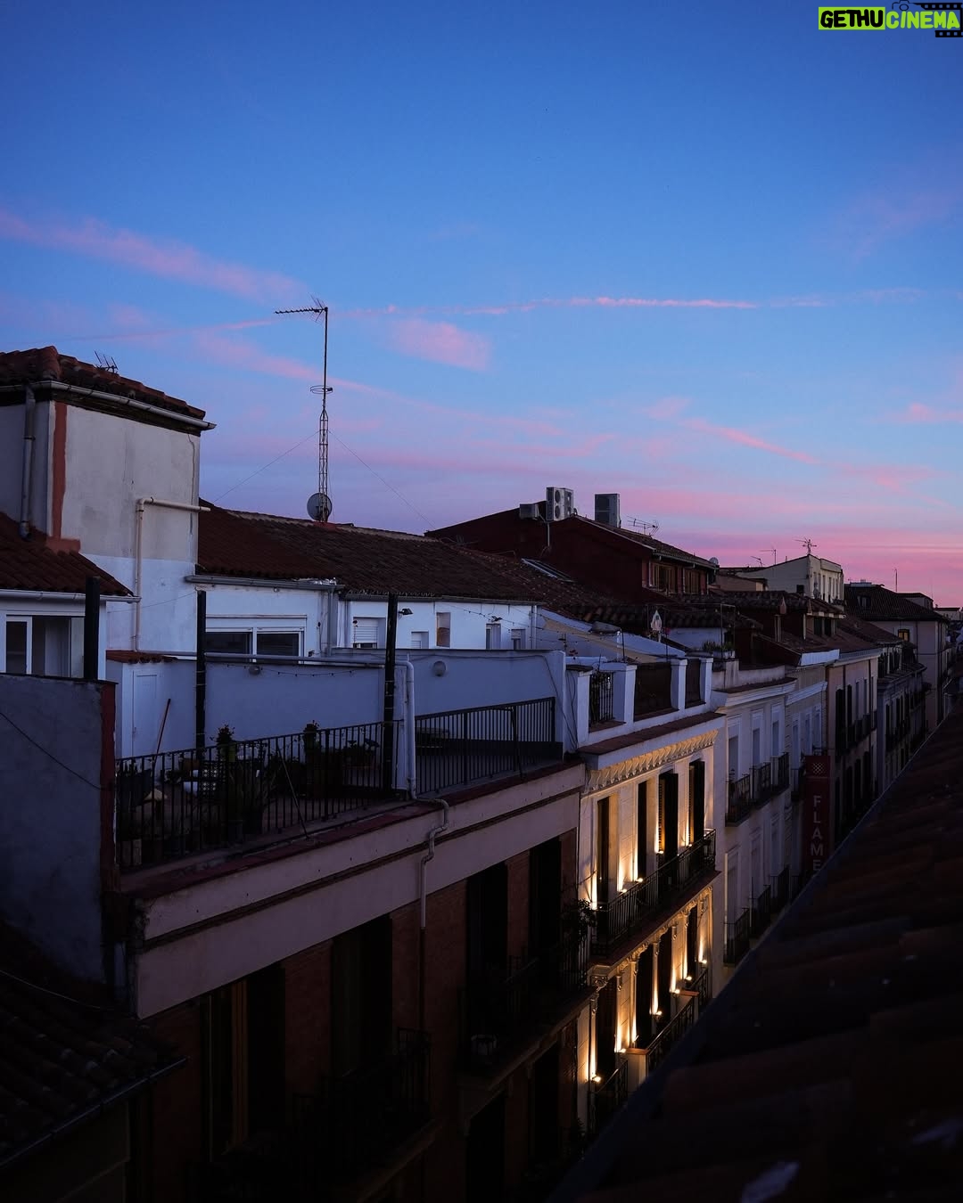 Sandra Barneda - 29.8K Likes - Atardecer siempre me das nostalgia, me hueles a despedidas, a noches de intimidad que recibo con ganas de risas, conversaciones y besos escondidos de la luz del día.
Atardeceres así os veo…