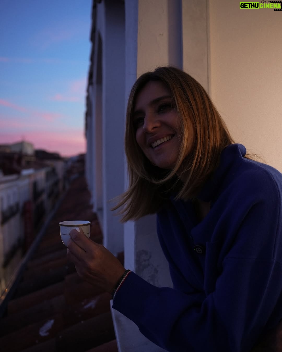 Sandra Barneda - 29.8K Likes - Atardecer siempre me das nostalgia, me hueles a despedidas, a noches de intimidad que recibo con ganas de risas, conversaciones y besos escondidos de la luz del día.
Atardeceres así os veo…