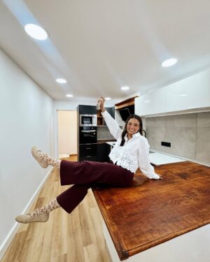 Sandra Silva Instagram - FINALLY HOME 🏡🗝️❤️ Bought a house. Now accepting donations 😅

A sorte dá muito trabalho, mesmo. Nem acredito que consegui comprar a minha primeira casa aos 28 anos, era o meu objetivo até aos 30! Que sonho partilhar esta conquista contigo meu amor @jt_borges e com o nosso Vasquinho e com tudo o que vier 🥹 E com vocês malta, obrigada por estarem aqui ❤️ 

#newhome #home #newchapter #boughtahouse