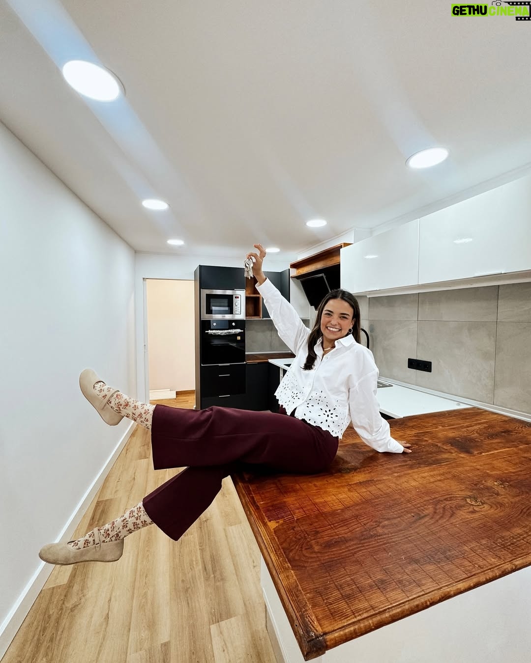 Sandra Silva - 20.3K Likes - FINALLY HOME 🏡🗝️❤️ Bought a house. Now accepting donations 😅
A sorte dá muito trabalho, mesmo. Nem acredito que consegui comprar a minha primeira casa aos 28 anos, era o meu objetivo até aos 30! Que sonho partilhar esta conquista contigo meu amor @jt_borges e com o nosso Vasquinho e com tudo o que vier 🥹 E com vocês malta, obrigada por estarem aqui ❤️
#newhome #home #newchapter #boughtahouse