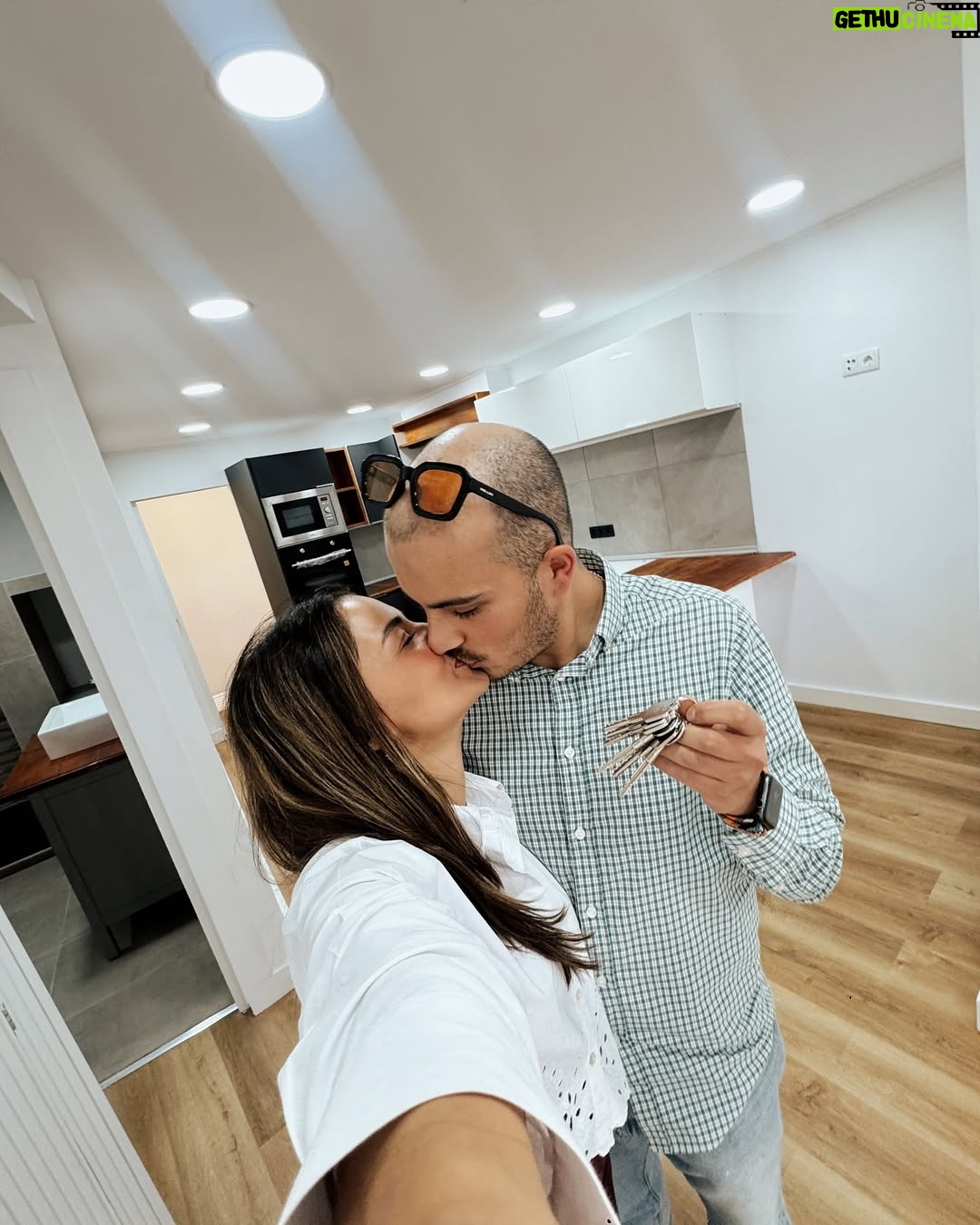 Sandra Silva - 20.3K Likes - FINALLY HOME 🏡🗝️❤️ Bought a house. Now accepting donations 😅
A sorte dá muito trabalho, mesmo. Nem acredito que consegui comprar a minha primeira casa aos 28 anos, era o meu objetivo até aos 30! Que sonho partilhar esta conquista contigo meu amor @jt_borges e com o nosso Vasquinho e com tudo o que vier 🥹 E com vocês malta, obrigada por estarem aqui ❤️
#newhome #home #newchapter #boughtahouse