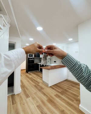 Sandra Silva Instagram - FINALLY HOME 🏡🗝️❤️ Bought a house. Now accepting donations 😅

A sorte dá muito trabalho, mesmo. Nem acredito que consegui comprar a minha primeira casa aos 28 anos, era o meu objetivo até aos 30! Que sonho partilhar esta conquista contigo meu amor @jt_borges e com o nosso Vasquinho e com tudo o que vier 🥹 E com vocês malta, obrigada por estarem aqui ❤️ 

#newhome #home #newchapter #boughtahouse