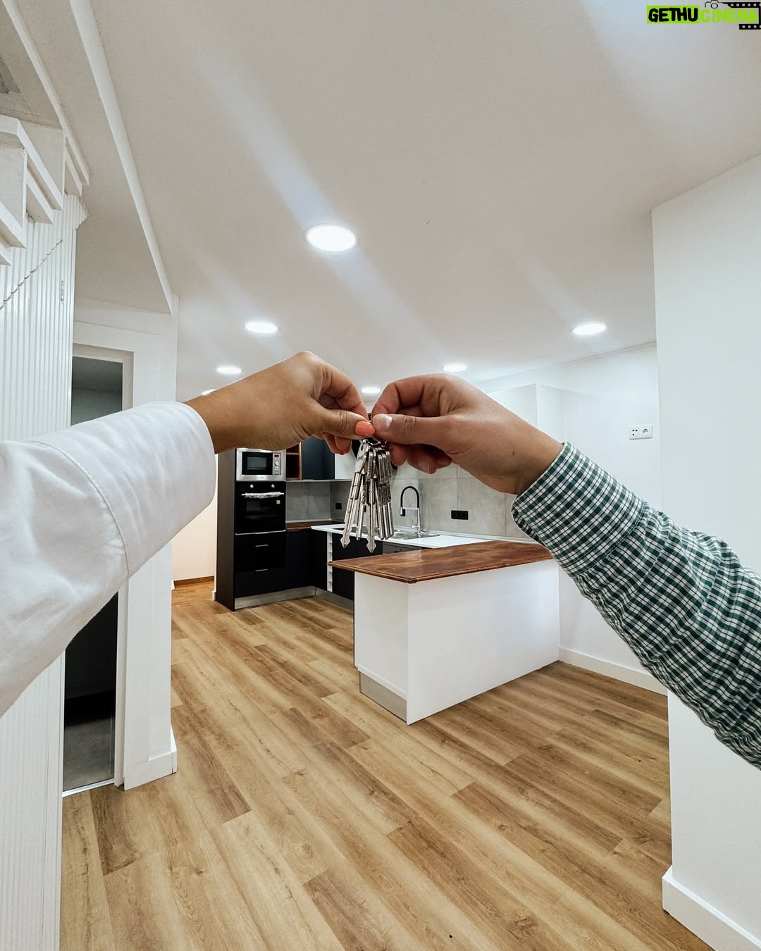 Sandra Silva - 20.3K Likes - FINALLY HOME 🏡🗝️❤️ Bought a house. Now accepting donations 😅
A sorte dá muito trabalho, mesmo. Nem acredito que consegui comprar a minha primeira casa aos 28 anos, era o meu objetivo até aos 30! Que sonho partilhar esta conquista contigo meu amor @jt_borges e com o nosso Vasquinho e com tudo o que vier 🥹 E com vocês malta, obrigada por estarem aqui ❤️
#newhome #home #newchapter #boughtahouse