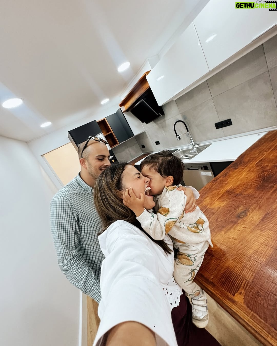 Sandra Silva - 20.3K Likes - FINALLY HOME 🏡🗝️❤️ Bought a house. Now accepting donations 😅
A sorte dá muito trabalho, mesmo. Nem acredito que consegui comprar a minha primeira casa aos 28 anos, era o meu objetivo até aos 30! Que sonho partilhar esta conquista contigo meu amor @jt_borges e com o nosso Vasquinho e com tudo o que vier 🥹 E com vocês malta, obrigada por estarem aqui ❤️
#newhome #home #newchapter #boughtahouse