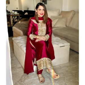 Saniya Shamshad Instagram - Arre bhaisahab, laal to kuch zyada hi ho gaya na! 😬🤭

#eid2025