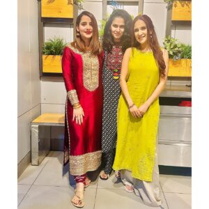 Saniya Shamshad Instagram - Arre bhaisahab, laal to kuch zyada hi ho gaya na! 😬🤭

#eid2025