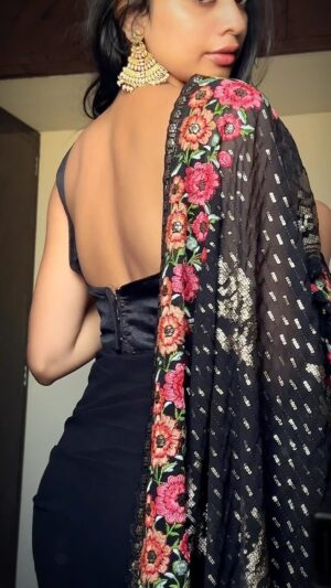 Sanjana Instagram - Saree from @darice_fashion 🖤🫶🏻✨

#saree #collabration #blacksaree #black