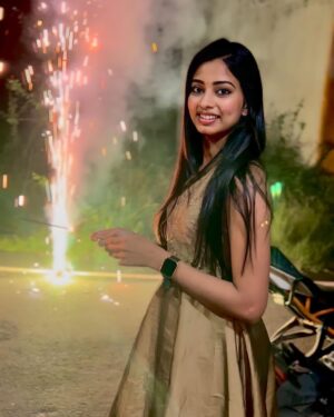 Sanjana Instagram - Wishing you a sparkling Diwali ! ✨

#diwali #diwalivibes✨ #diwali2023 #diwali💥 #diwalicelebration