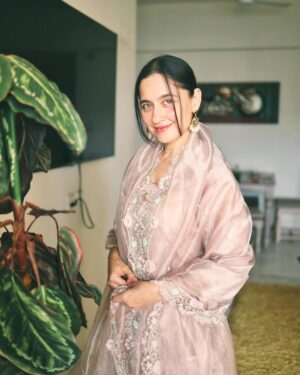 Sanjeeda Sheikh Instagram - Eid Mubarak ❤️ 
Wearing @anfa_couture