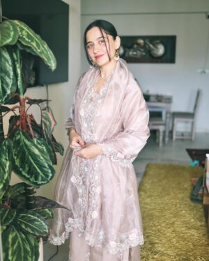 Sanjeeda Sheikh Instagram - Eid Mubarak ❤️ 
Wearing @anfa_couture
